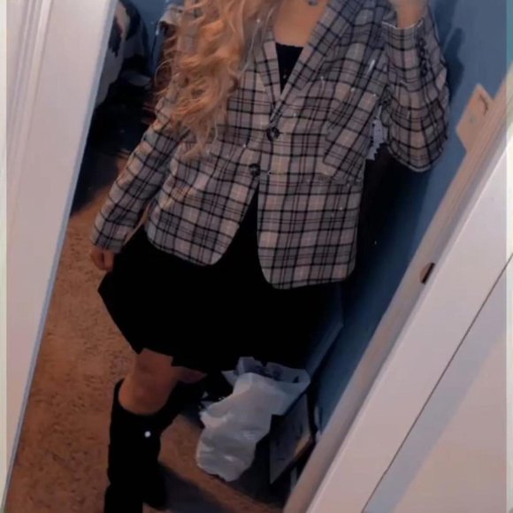 Plaid Button-up Blazer for Fall 🍁🍂 - Picture 3 of 4